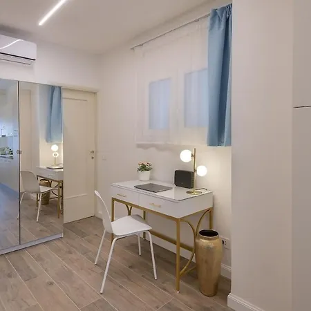 Laru - 8 Minutes From The Duomo Milano